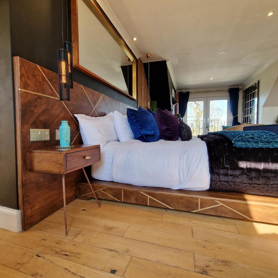 איירדריי New Amazing The Black Wolf Suite The Grumpy Schnauzer B&B מראה חיצוני תמונה