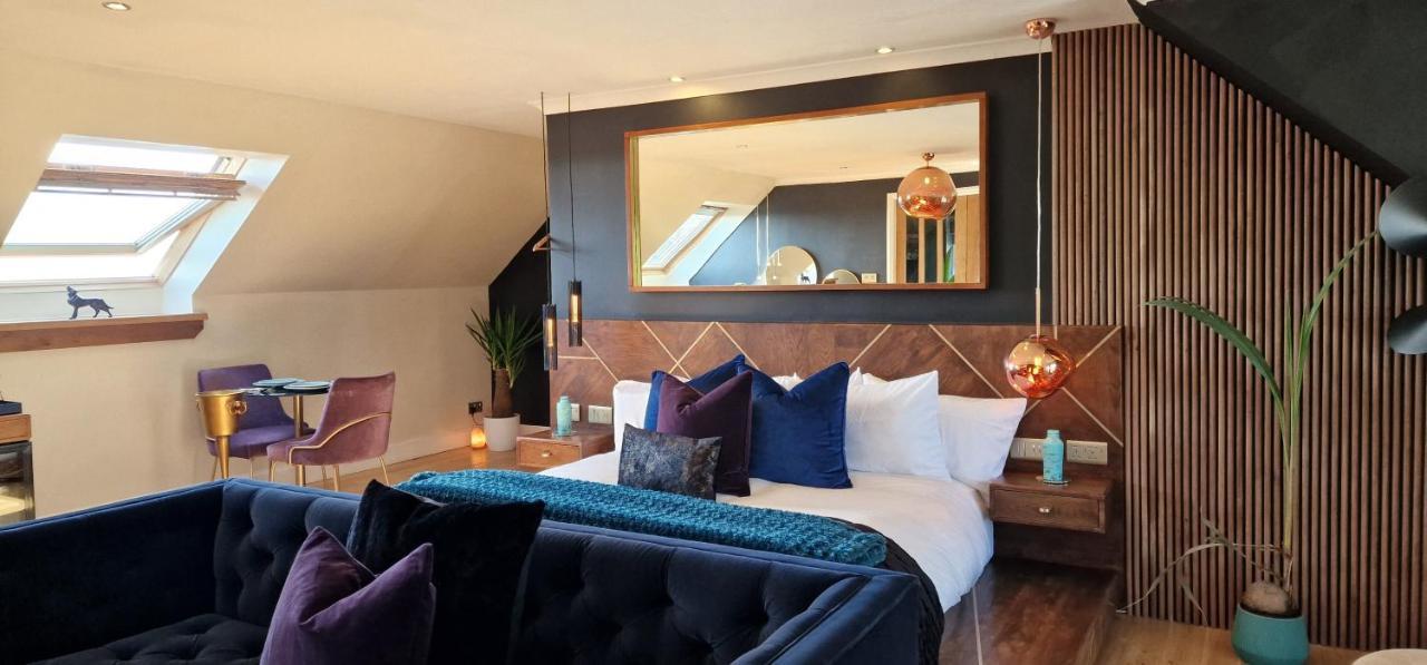 איירדריי New Amazing The Black Wolf Suite The Grumpy Schnauzer B&B מראה חיצוני תמונה